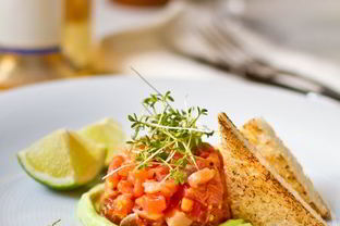 Тартар из лосося с кремом из авокадо