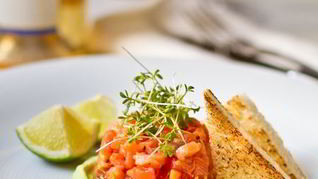 Тартар из лосося с кремом из авокадо