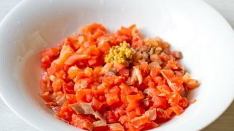 тартар из лосося с кремом из авокадо