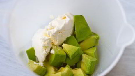 тартар из лосося с кремом из авокадо