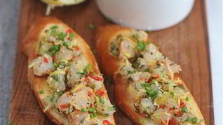 Тартар из скумбрии с жареным багетом