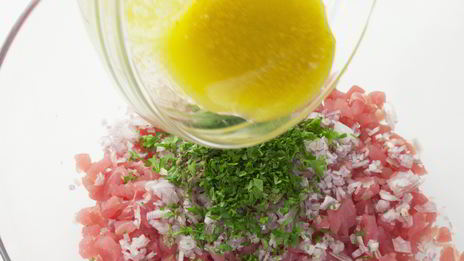 тартар из тунца с авокадо и помидорами черри