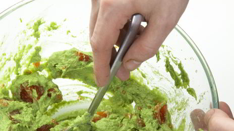 тартар из тунца с авокадо и помидорами черри