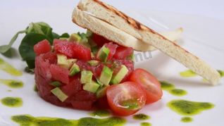 Тартар из тунца с авокадо