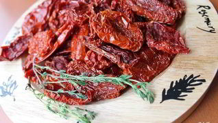 Вяленые томаты и томатный соус с печеными овощами