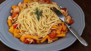 Заправка для спагетти из куриного филе с овощами