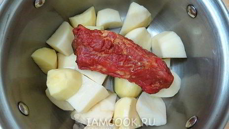 красный борщ с фасолью и копченостями