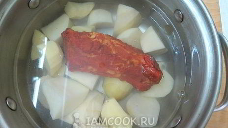 красный борщ с фасолью и копченостями