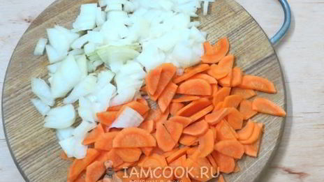 красный борщ с фасолью и копченостями