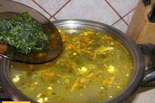 Зеленый борщ со щавелем и яйцом