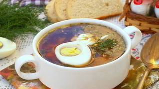 Зеленый борщ со свеклой и зеленым горошком