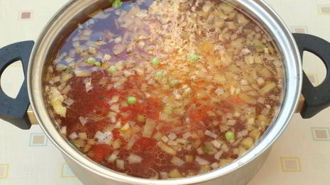 зеленый борщ со свеклой и зеленым горошком