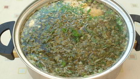 зеленый борщ со свеклой и зеленым горошком