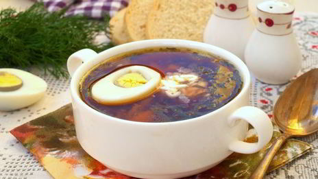 зеленый борщ со свеклой и зеленым горошком