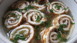 Бульон с рулетиками