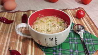 Бульон с яичной паутинкой, томатами и зеленым луком