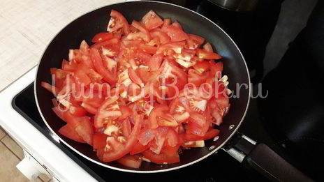 бульон с яичной паутинкой, томатами и зеленым луком