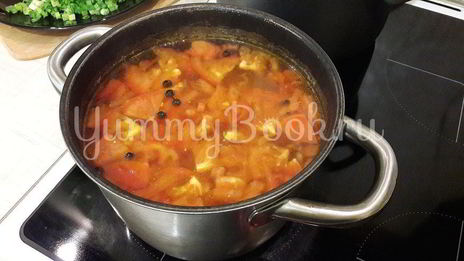 бульон с яичной паутинкой, томатами и зеленым луком