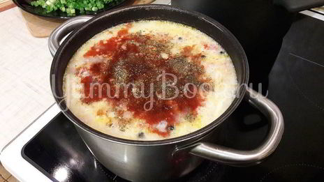 бульон с яичной паутинкой, томатами и зеленым луком