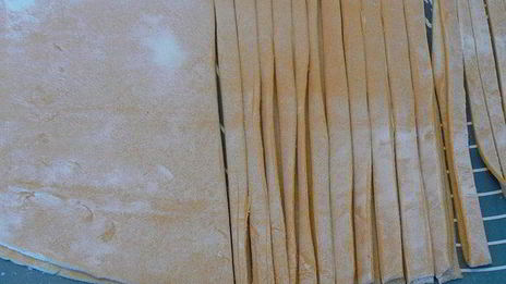 домашняя лапша из тыквы на курином бульоне