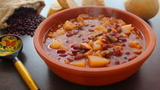 Фасолевый суп на говяжьем бульоне со свининой