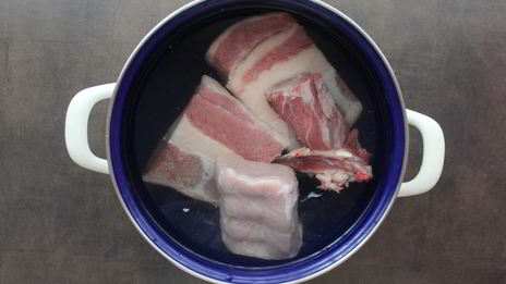 фасолевый суп на говяжьем бульоне со свининой