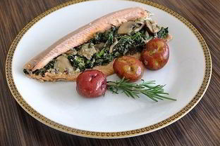 Форель со шпинатом в овощном бульоне