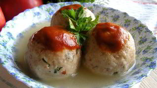 Канедерли из хлеба и колбас в бульоне