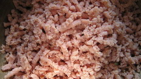 канедерли из хлеба и колбас в бульоне