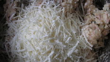 канедерли из хлеба и колбас в бульоне