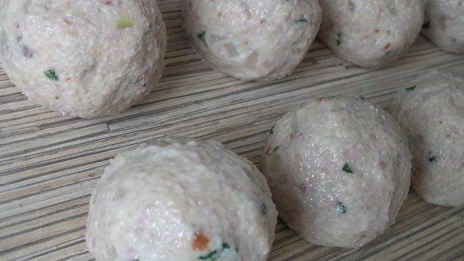 канедерли из хлеба и колбас в бульоне