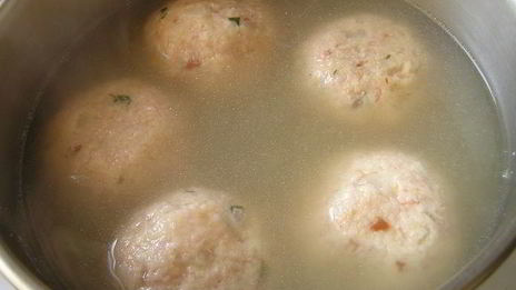 канедерли из хлеба и колбас в бульоне