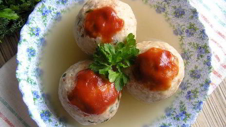 канедерли из хлеба и колбас в бульоне