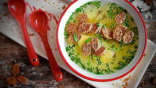 Куриный бульон на имбире с гренками