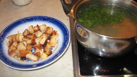 куриный бульон с сухариками по-быстренькому