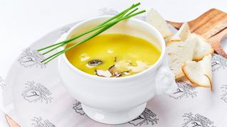 Куриный бульон со сморчками и черным трюфелем