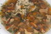 Лисички с курицей в бульоне
