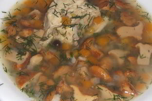 Лисички с курицей в бульоне