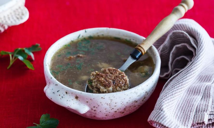 Рецепт мясной бульон с белыми грибами и фрикадельками из индейки