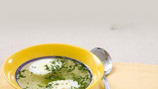 Мясной бульон с яйцом и зеленью