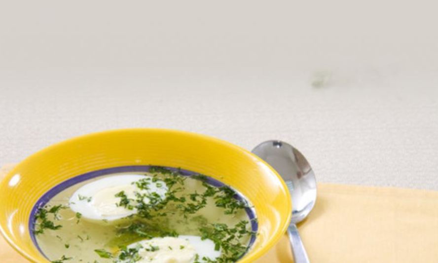 Рецепт мясной бульон с яйцом и зеленью