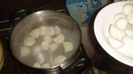 пельмени в горшочках с печенью и бульоном