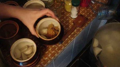 пельмени в горшочках с печенью и бульоном