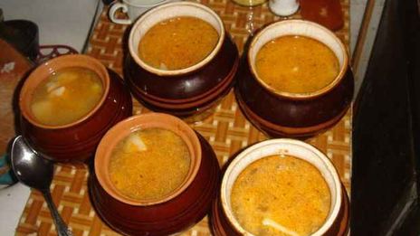 пельмени в горшочках с печенью и бульоном