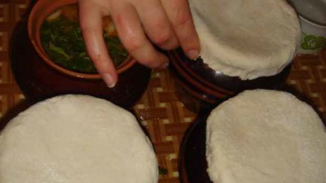 пельмени в горшочках с печенью и бульоном