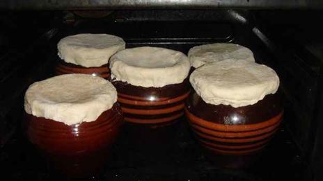 пельмени в горшочках с печенью и бульоном