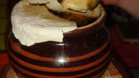 пельмени в горшочках с печенью и бульоном