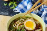 Простая лапша в бульоне с соевым соусом и яйцом