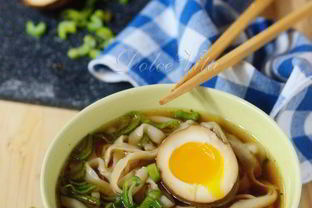 Простая лапша в бульоне с соевым соусом и яйцом