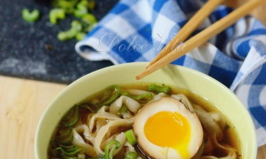 Рецепт простая лапша в бульоне с соевым соусом и яйцом